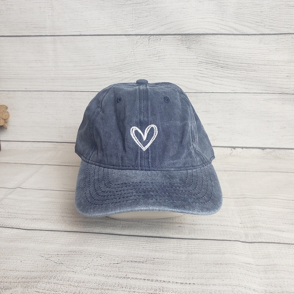 NWOT Women's‎ Vintage Embroidered Heart Baseball Hat - Picture 1 of 8